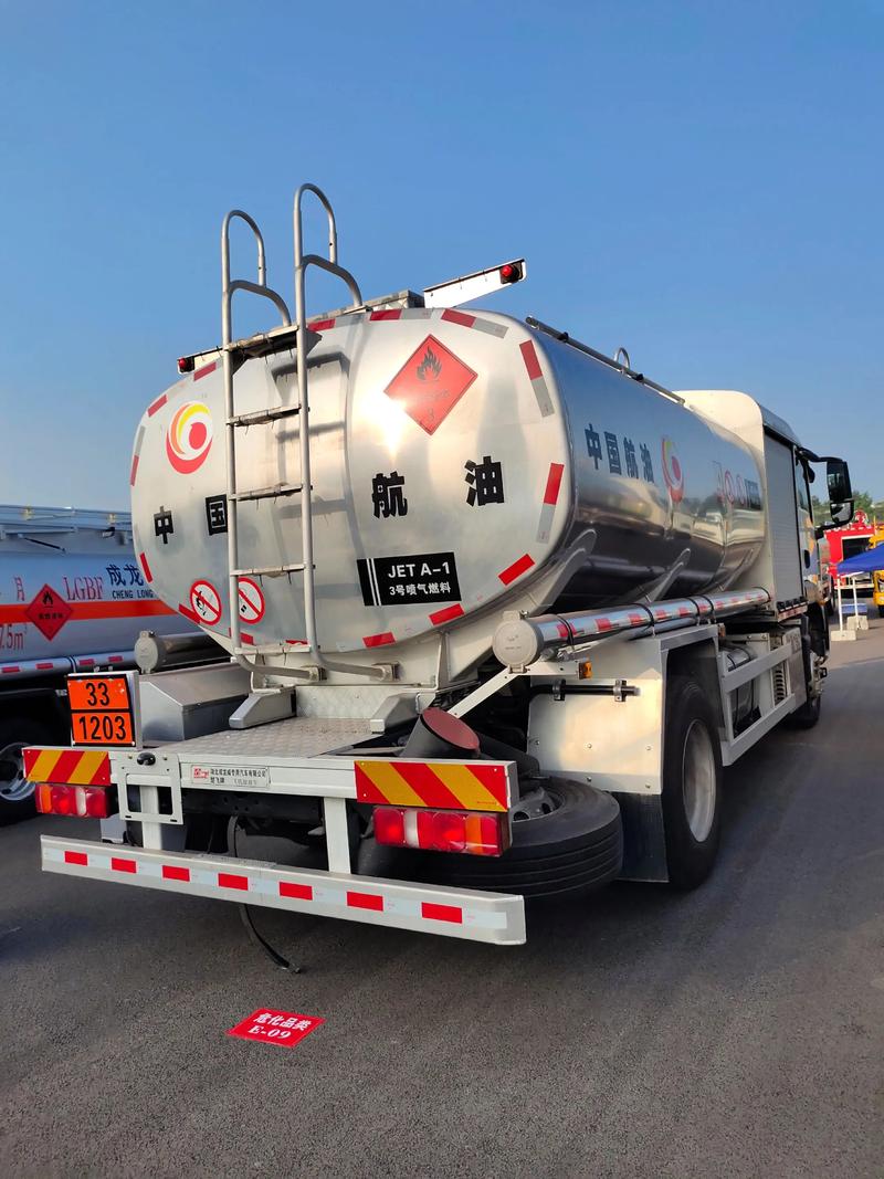汕德卡單橋民航專用飛機(jī)罐式加油車 高效、安全、智能的航空燃油保障新標(biāo)桿